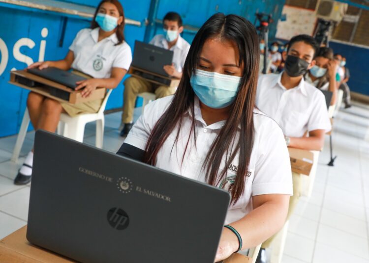 BCIE aprueba financiamiento de $214.7 millones para el programa de reducción de brecha digital en centros escolares de El Salvador