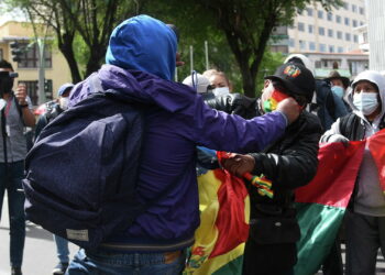 (VIDEOS) Un muerto en el enfrentamiento entre grupos de choque del gobierno y huelguistas en Potosí, Bolivia