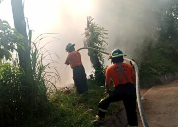 Bomberos sofocan incendio en un basurero de Santa Ana