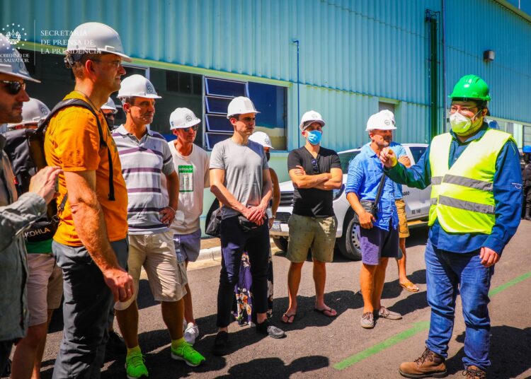 CEL recibe a inversionistas europeos de criptomonedas en Planta Central Geotérmica de Berlín, para promover el desarrollo económico