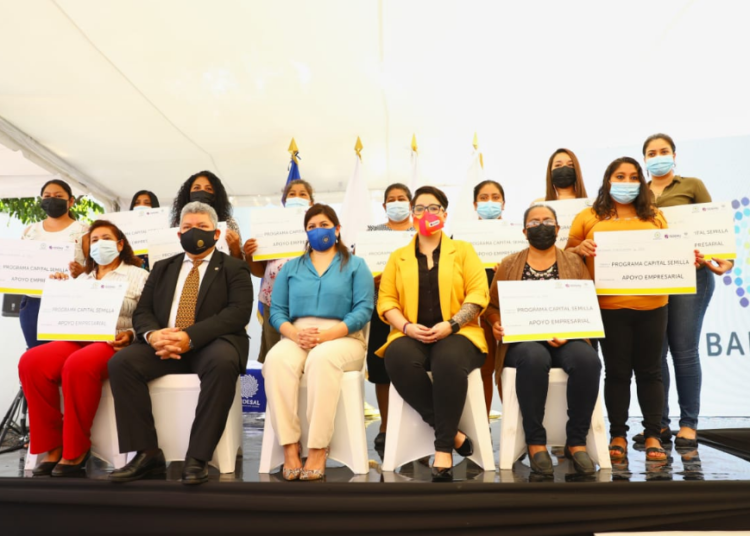 Gobierno entrega capital semilla a mujeres salvadoreñas