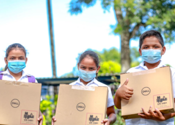 Gobierno continúa con la entrega de computadoras en San Vicente