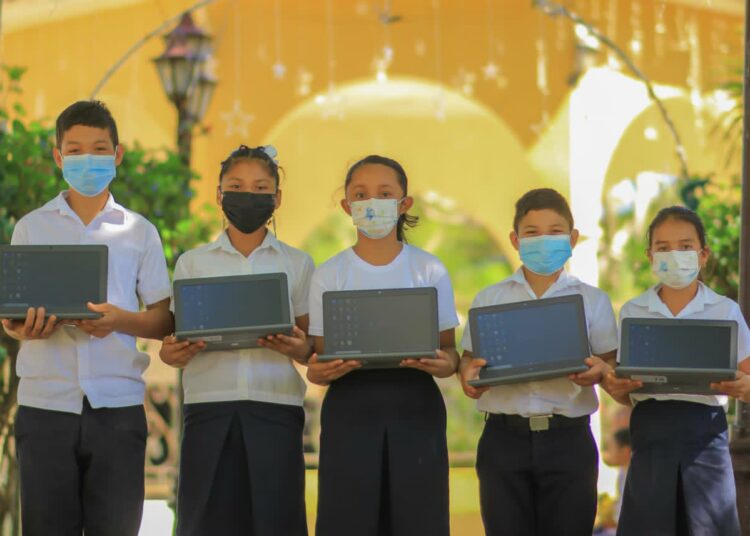 MINED entrega computadoras a los alumnos del Centro Escolar Benjamín Bloom