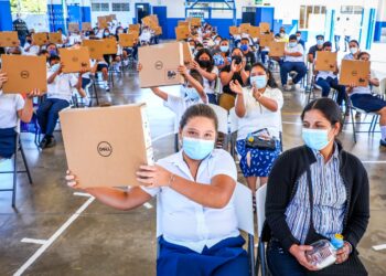 Gobierno entrega computadoras a estudiantes del Centro Escolar “Pedro Pablo Castillo” en Nuevo Cuscatlán