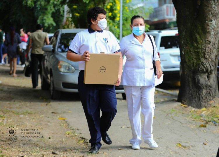 MINED entrega computadoras a estudiantes de Santa Tecla