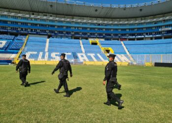 Fuerte presencia policial en los alrededores del Estadio Cuscatlán, previo al encuentro entre El Salvador y Jamaica