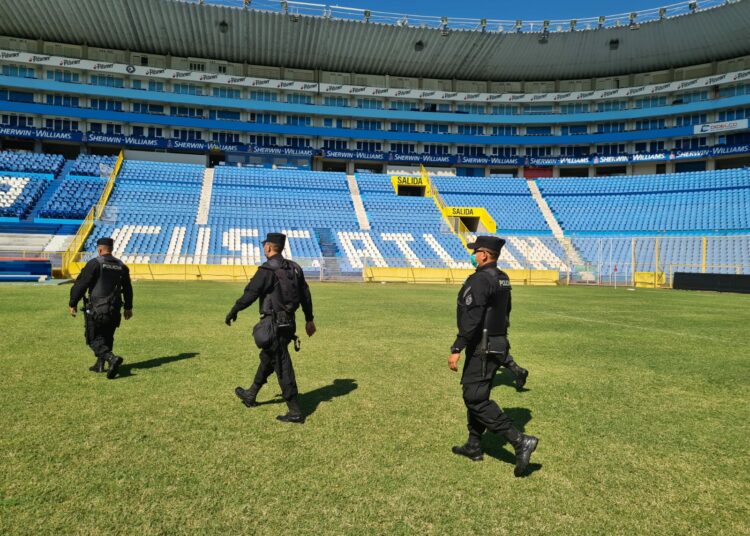 Fuerte presencia policial en los alrededores del Estadio Cuscatlán, previo al encuentro entre El Salvador y Jamaica