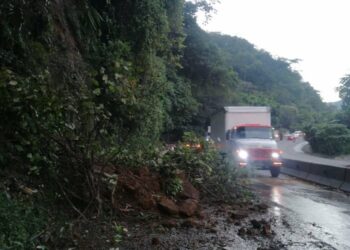 Reportan derrumbe en la carretera Panamericana, a la altura de Los Chorros