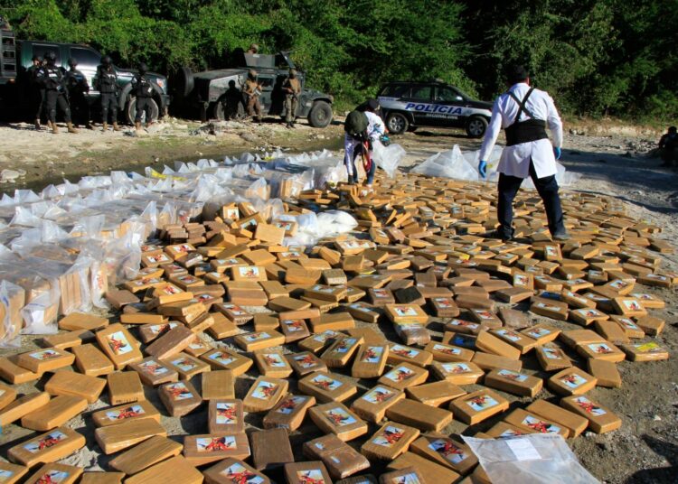 Destruyen 2,700 kilos de droga incautada durante procedimiento al sur de las costas de Acajutla