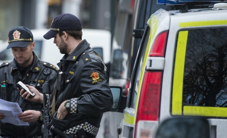(VIDEO) Un hombre acuchilla a un policía y a varias personas antes de ser abatido en Oslo, Noruega