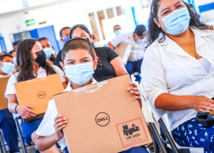 MINED continúa entrega de computadoras en el área de San Salvador