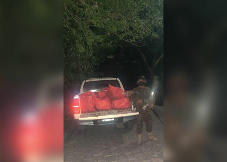 Sujetos abandonan mercadería tras notar presencia de militares