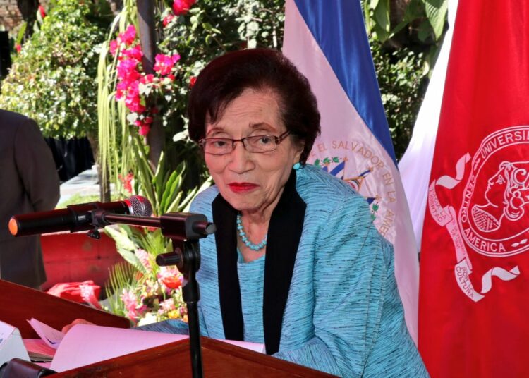 UES devela estatua en homenaje a la doctora María Isabel Rodríguez