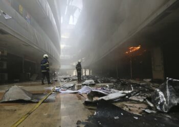 10 muertos tras un incendio en la UCI de un hospital indio para enfermos con covid-19