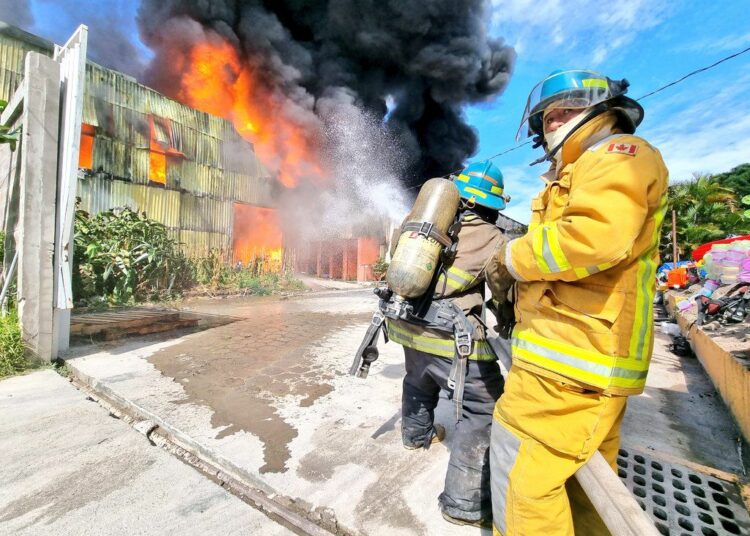 Incendio consume un almacén de materiales plásticos en zona franca de San Bartolo