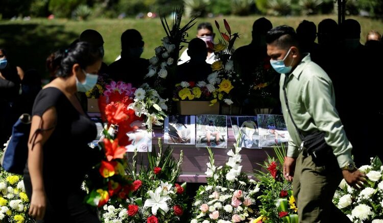 Familiares y amigos dan el último adiós a la joven futbolista Jimena Granados