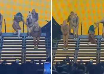 (VIDEO) Karol G y su aparatosa caída durante un concierto