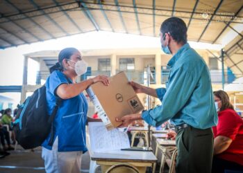 MINED entrega computadoras a los alumnos del Centro Escolar Valle del Sol en Apopa