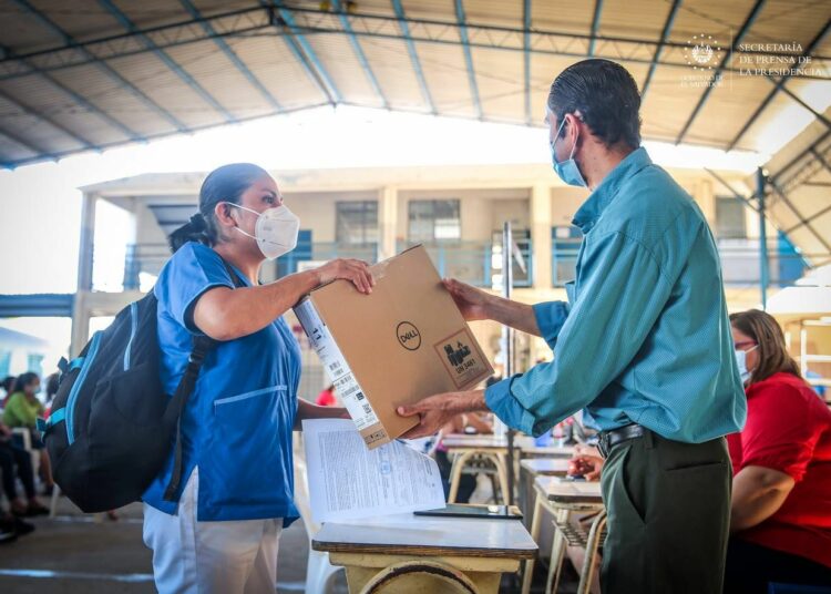 MINED entrega computadoras a los alumnos del Centro Escolar Valle del Sol en Apopa