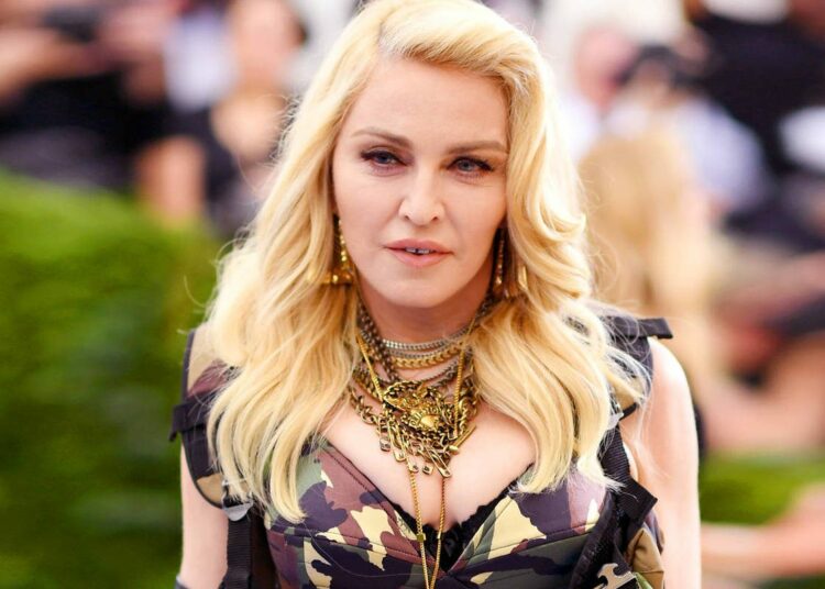 Madonna presume foto de su papá, cuando era adolescente
