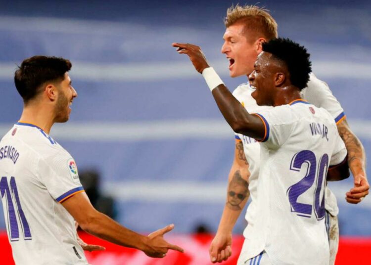 (VIDEOS) Real Madrid 2-1 Rayo Vallecano: Sufrida victoria que coloca a los blancos líderes del campeonato español