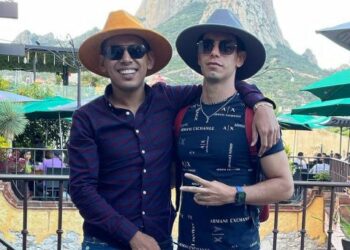 Novio de Jhonny Caz, de Grupo Firme, le propuso matrimonio en pleno concierto