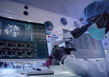 La OMS calificó como “preocupante” a la nueva variante del COVID-19 y la denominó Ómicron