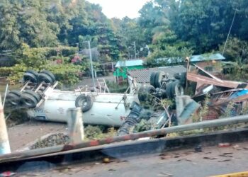 Reportan pipa volcada sobre una vivienda en Acajutla, Sonsonate