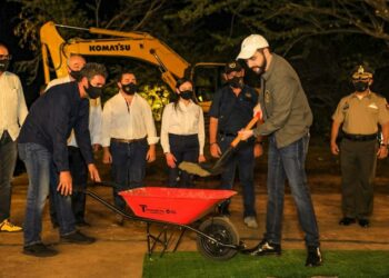 Presidente Bukele coloca la primera piedra del Puente Binacional, «Gral. Manuel José Arce», en la frontera La Hachadura