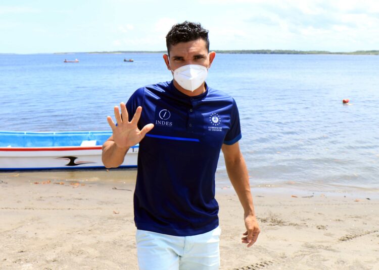 El seleccionado de fútbol playa Rubén Batres resultó herido en un accidente en lancha