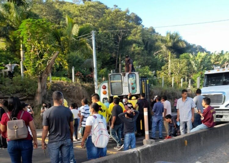 Autobús de la ruta 205 volcó en carretera a Sonsonate y deja al menos 20 lesionados