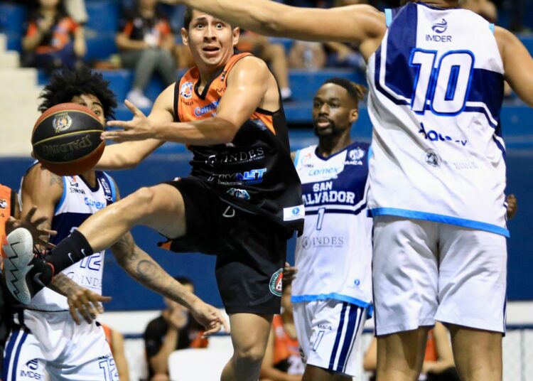 Águila aseguró el primer lugar de La Mayor de Baloncesto