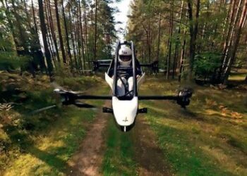 (VIDEO) Aeronave eléctrica a lo ‘Star Wars’ muestra su capacidad de vuelo en un bosque