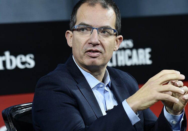 Ómicron: el jefe del laboratorio Moderna dijo que la efectividad de la vacuna podría ser menor contra la nueva variante