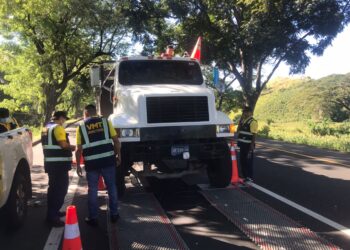 VMT sanciona a conductor de transporte de carga por circular con las llantas lisas