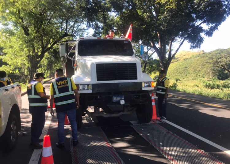 VMT sanciona a conductor de transporte de carga por circular con las llantas lisas