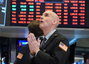 Wall Street opera a la baja afectada por la nueva variante del coronavirus