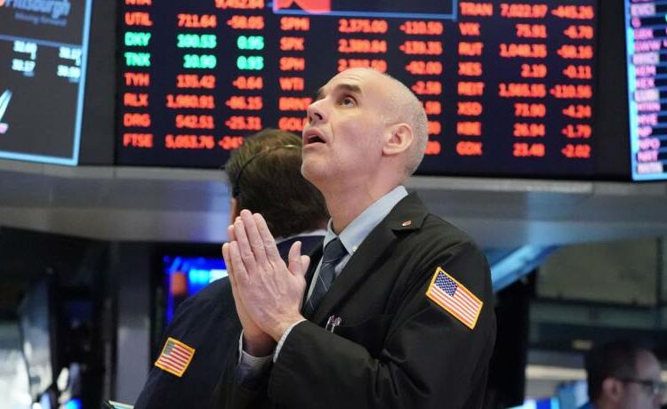 Wall Street opera a la baja afectada por la nueva variante del coronavirus