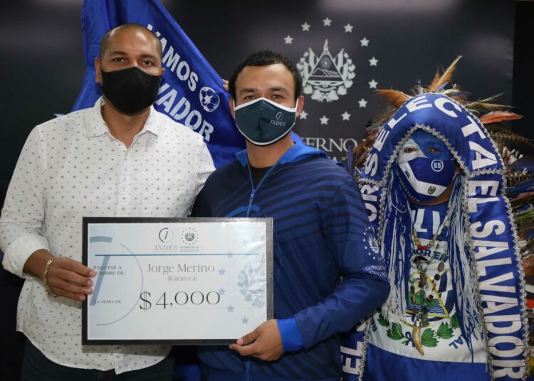 INDES premió a Jorge Merino por medalla de oro obtenida en el campeonato panamericano de karate