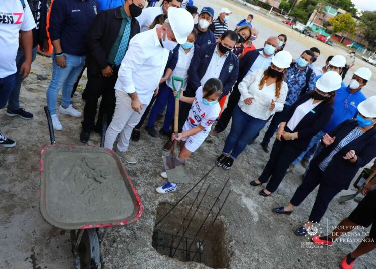 Inician labores de reconstrucción en la cancha de fútbol de la colonia Zacamil en Mejicanos