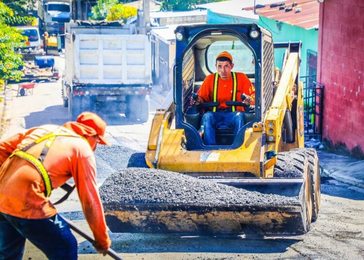 Alcaldía de Zaragoza avanza en obras de recarpeteo de 600 metros de la calle Miramar