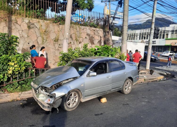 Conductor irrespeta semáforo en rojo y provoca fuerte accidente en Paseo General Escalón