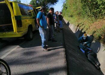 Mujer motociclista sufre accidente en carretera Troncal del Norte