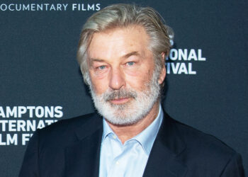 Nueva demanda anunciada contra Alec Baldwin y la producción de ‘Rust’ asegura que el guion no pedía disparar un arma el día del fatal accidente