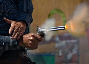 Tras muerte en el set de “Rust”, piden dejar armas por efectos especiales