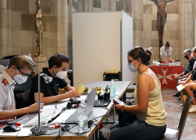 Austria se convierte en el primer país que aprueba el confinamiento para personas no vacunadas