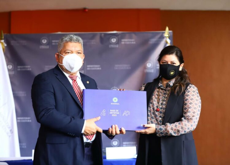 Presidente de BANDESAL entrega a ministra de Cultura la base de datos de artistas y artesanos del país