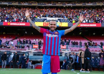 (VIDEO) ¿Por qué Dani Alves llegó en “chanclas” al Camp Nou en su presentación como jugador del Barcelona?