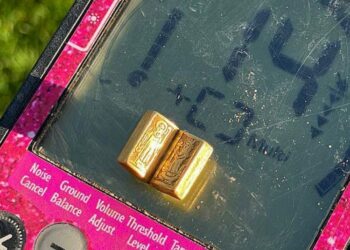 Pareja británica descubre con un detector de metales una Biblia de oro en miniatura del siglo XV «excepcionalmente única»