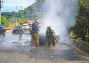 Bomberos sofocan incendio de carro en carretera a Comalapa